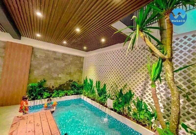 Bể bơi trong nhà với cây cối thiên nhiên