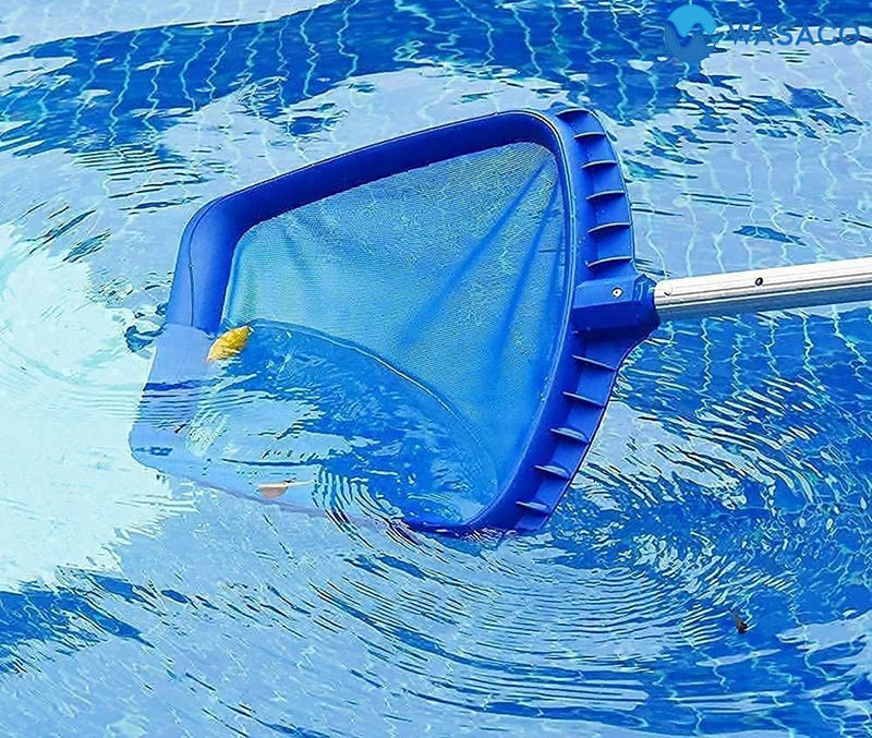 Cận cảnh vợt vớt rác hồ bơi