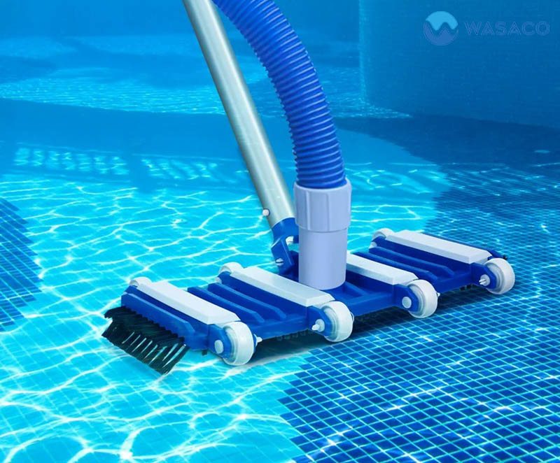 Bàn hút giúp làm sạch bể bơi hiệu quả
