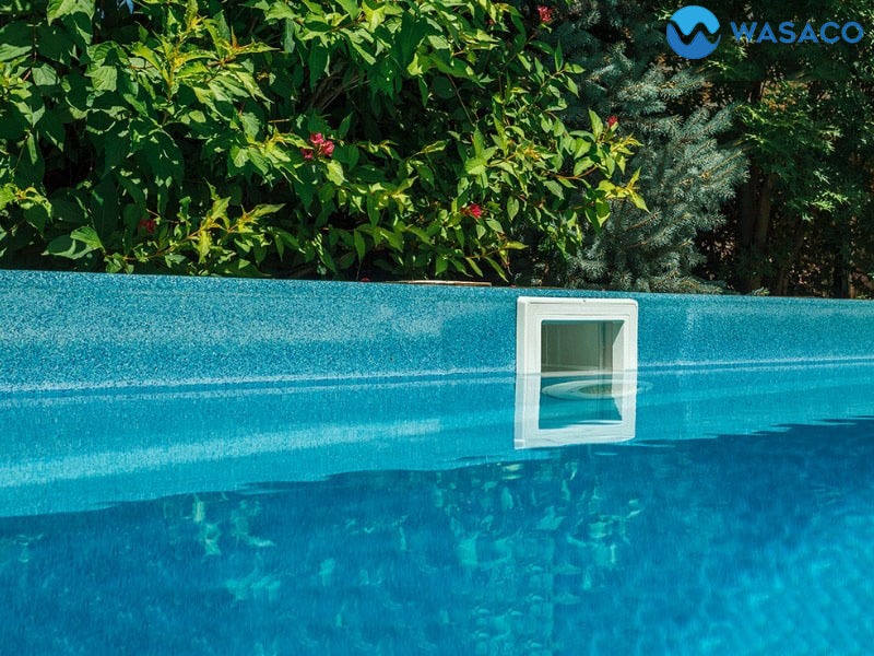 Kiểm tra mực nước hồ bơi