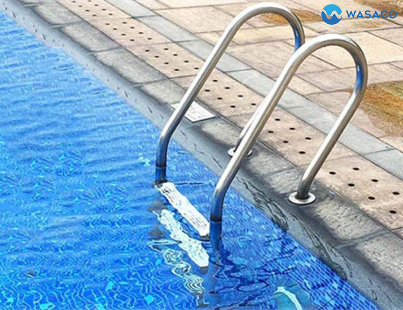 Thang bể bơi bị lệch