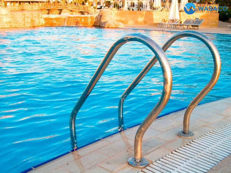 Thang bể bơi bị gỉ sét