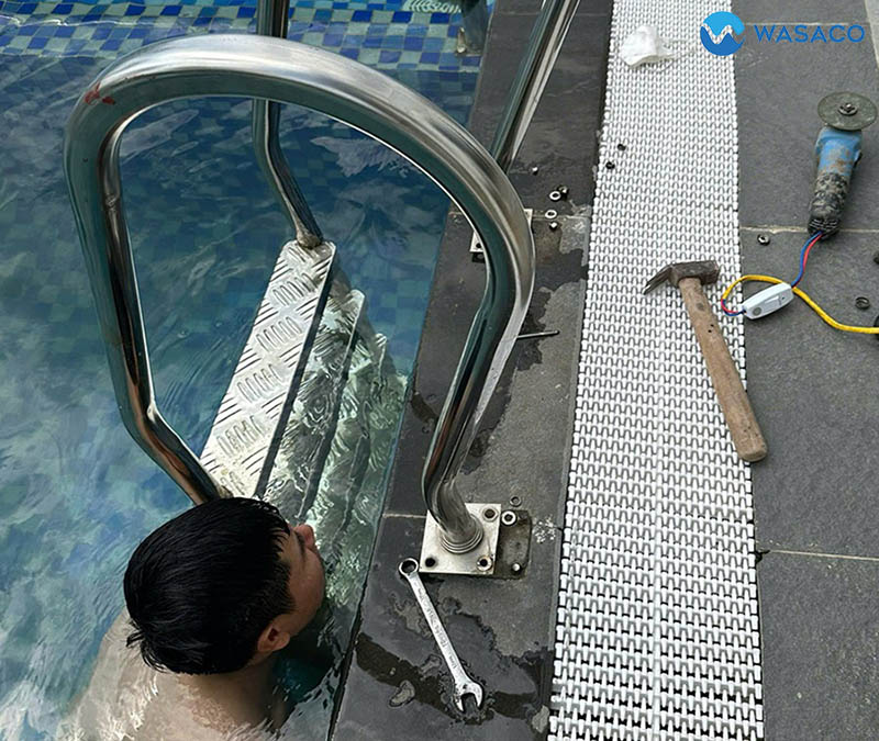 Ống tay vịn bị lỏng